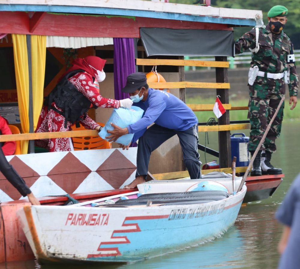 Hesnidar Haris Salurkan Bantuan Sembako Untuk Ringankan Beban Warga