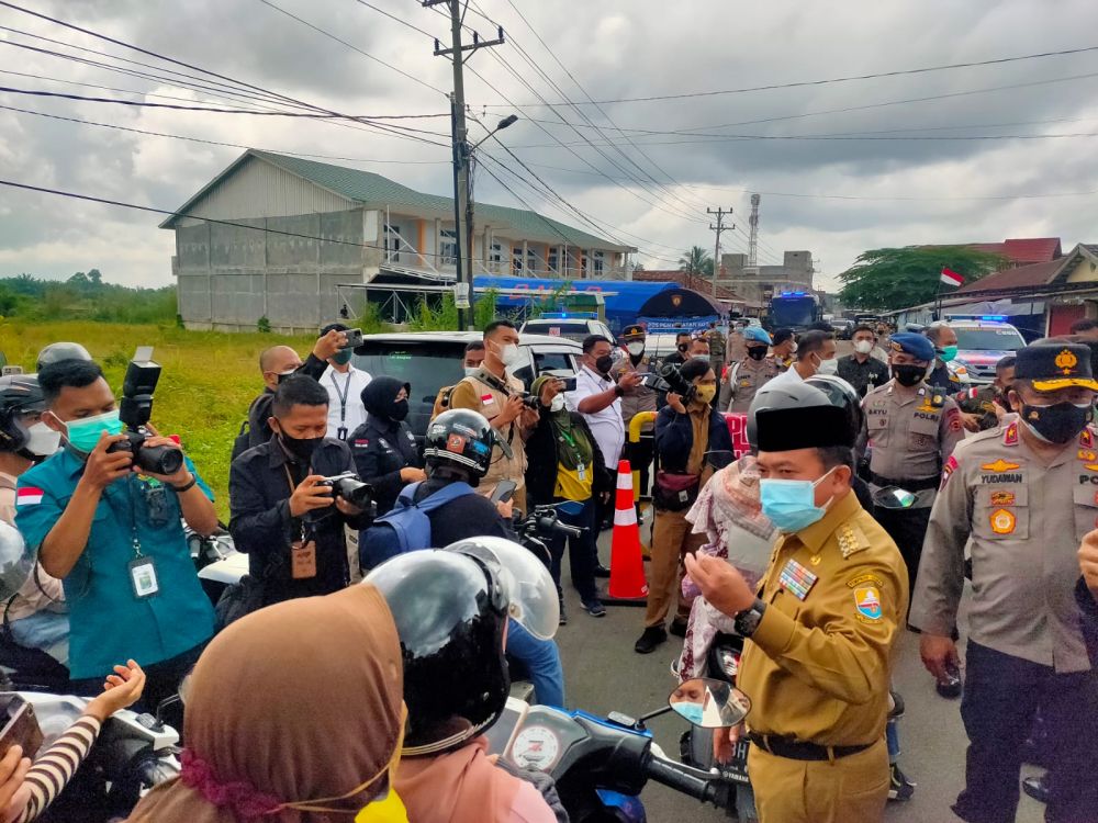 Gubernur Al Haris Tinjau Pos Penyekatan di Buluran, Minta Disediakan Vaksinasi di Tempat