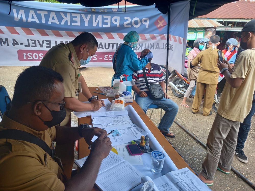 Pengetatan Dimulai, Tak Tunjukan Vaksin, Pengendara yang Masuk Kota Jambi Dirapid Antigen