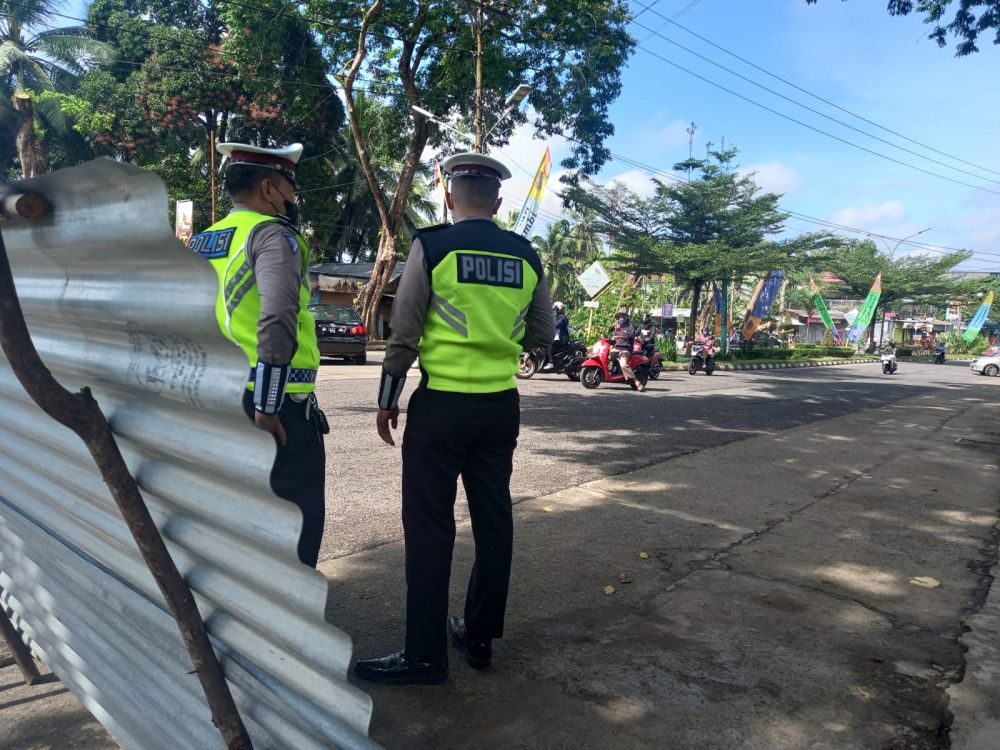 Sejumlah Jalan dalam Kota Jambi Juga Disekat, Lalu Lintas Masih Terlihat Ramai