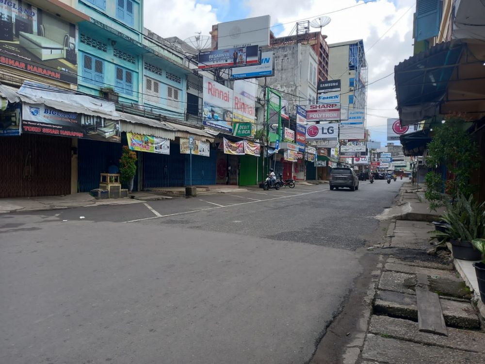 Potret Pasar Kota Jambi Saat Hari Pertama Pengetatan PPKM Level 4, Pemilik Toko Hanya Termenung