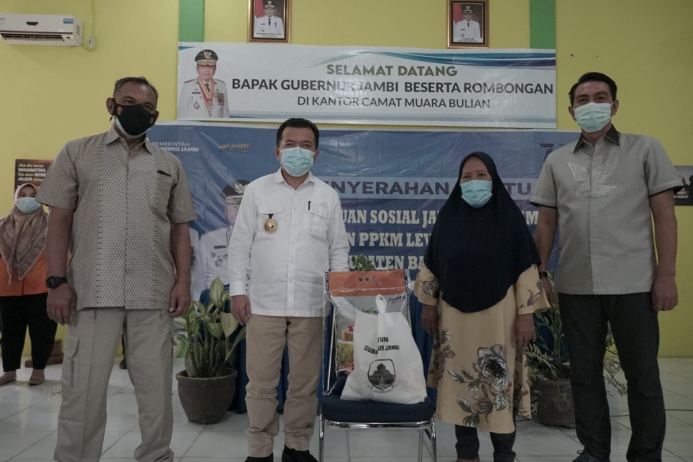 Gubernur Al Haris Berikan Bantuan JPS dan PPKM Level-4 di Batanghari