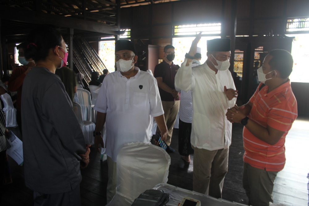 Vaksinasi Massal OJK, bersama Bank Jambi, Laskar Pemuda Jambi Kota Seberang dan KMJKS