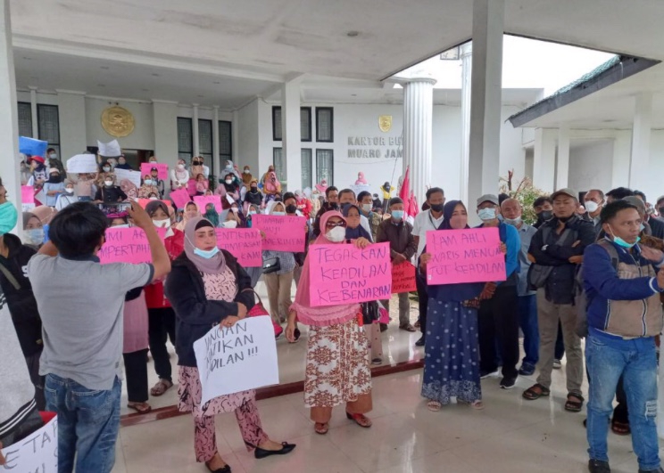 Ratusan Orang Geruduk Kantor Bupati Muaro Jambi