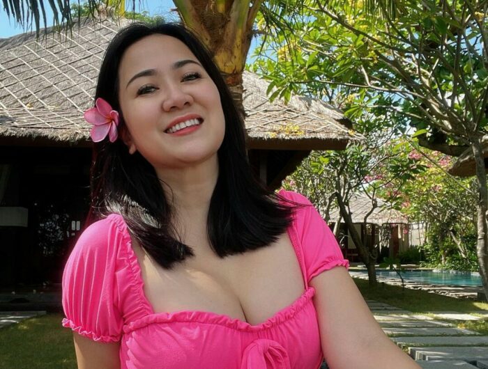Tante Ernie Basah-basahan Pakai Bikini, Netizen: Awas Tumpah!