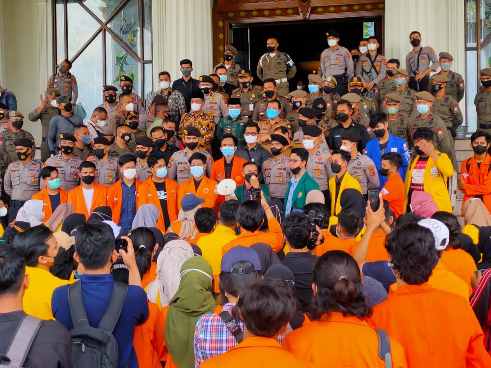 Gubernur Jambi Temui Mahasiswa Yang Unjuk Rasa Tolak Pelemahan KPK