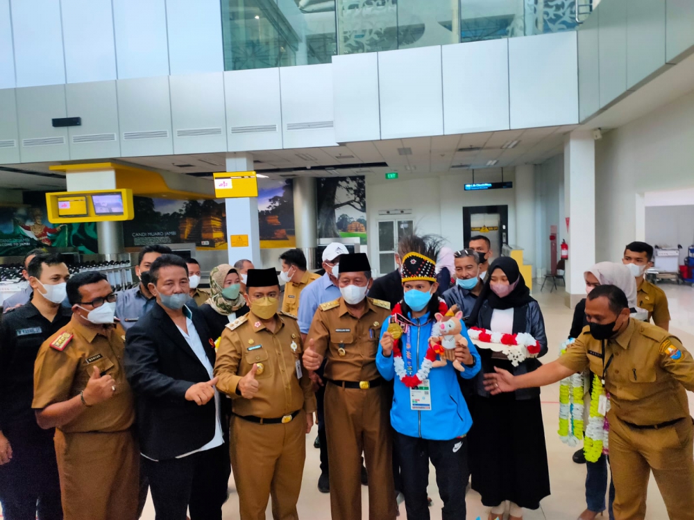 Peraih Medali Emas Pertama Jambi di PON Papua Tiba di Bandara Sultan Thaha