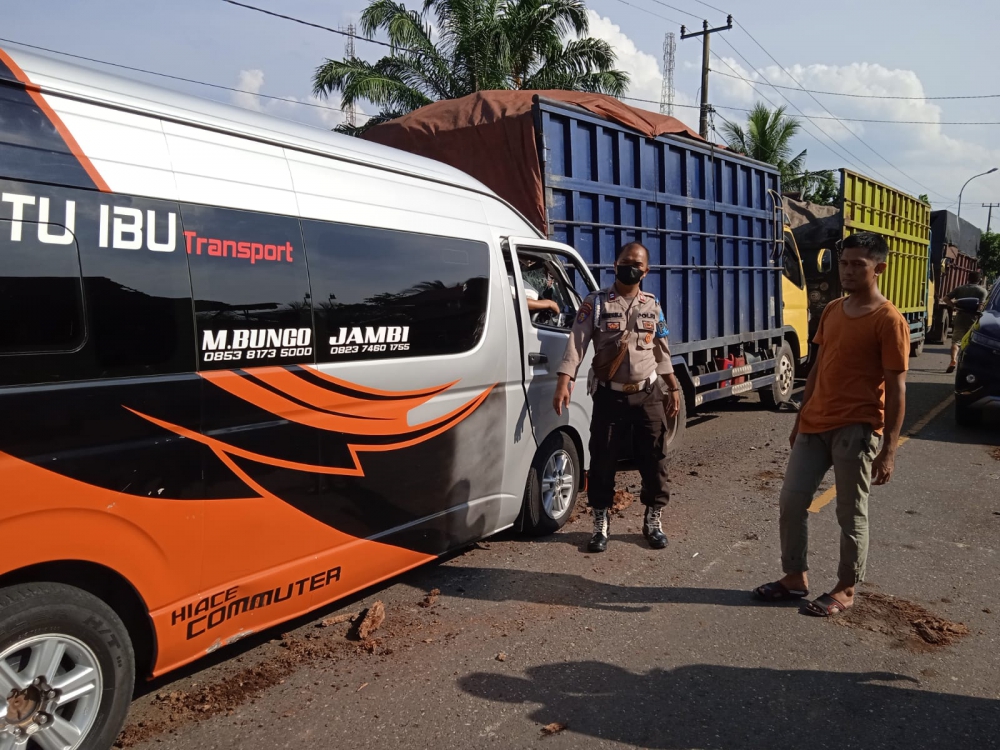 Di Batanghari, Tabrak Truk BB Parkir, Pengemudi Hiace Tewas