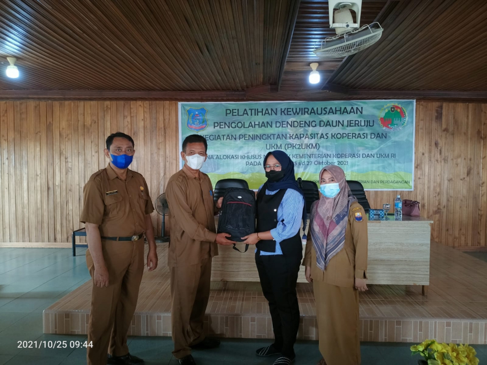 Diskoperindag Tanjabbar Gelar Pelatihan Kewirausahaan Pengolahan Dendeng Daun Jeruju