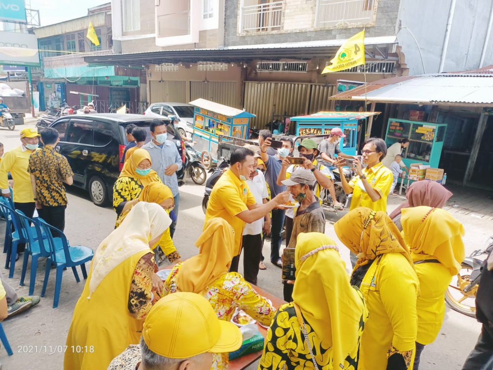 Rayakan HUT Ke 57, Partai Golkar Silaturahmi Bersama Buruh dan Tukang Becak di Pelabuhan Tanggo Rajo Ulu