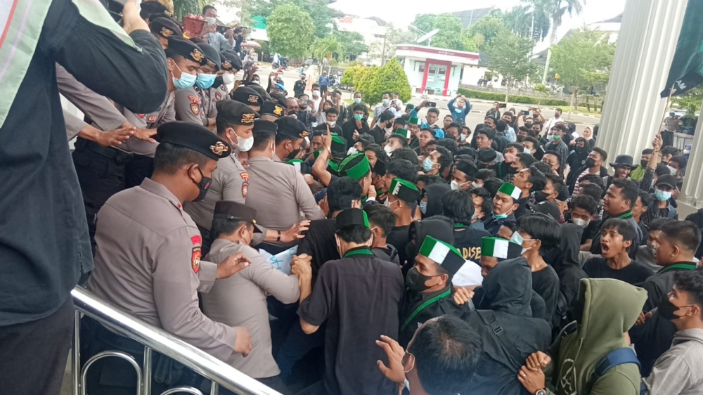 Memanas, Unjuk Rasa HMI Cabang Jambi - Polisi Saling Dorong