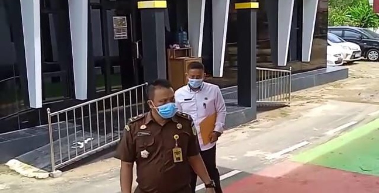 Bendahara dan Sekretaris KPU Tanjabtim Dijemput Penyidik Kejari