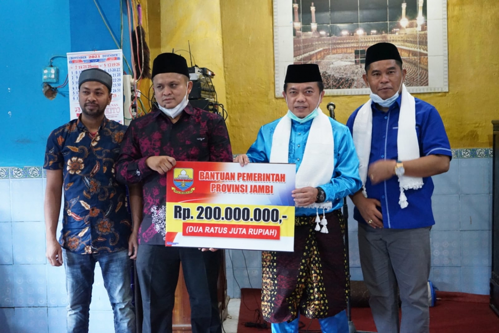 Gubernur Al Haris Serahkan Bantuan Rehab Mushola Jami\'atul Falah Pasar Siulak Gedang