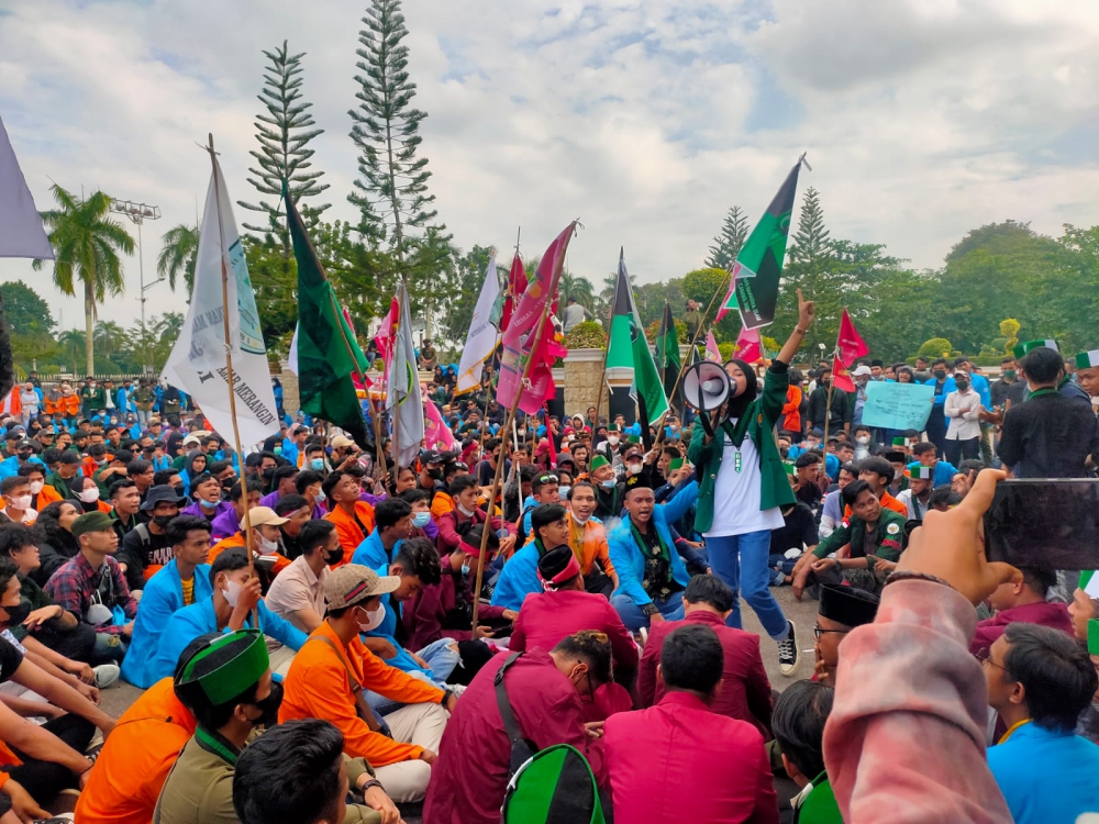 Ratusan Mahasiswa Geruduk Gedung DPRD Provinsi Jambi Saat Sidang Paripurna Berlangsung