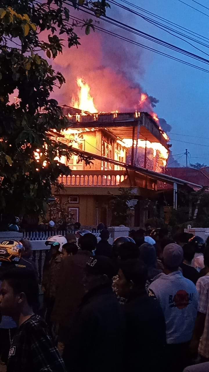 Kebakaran Hebat, 2 Unit Rumah Hangus Terbakar, 1 Warga Dikabarkan Meninggal Dunia