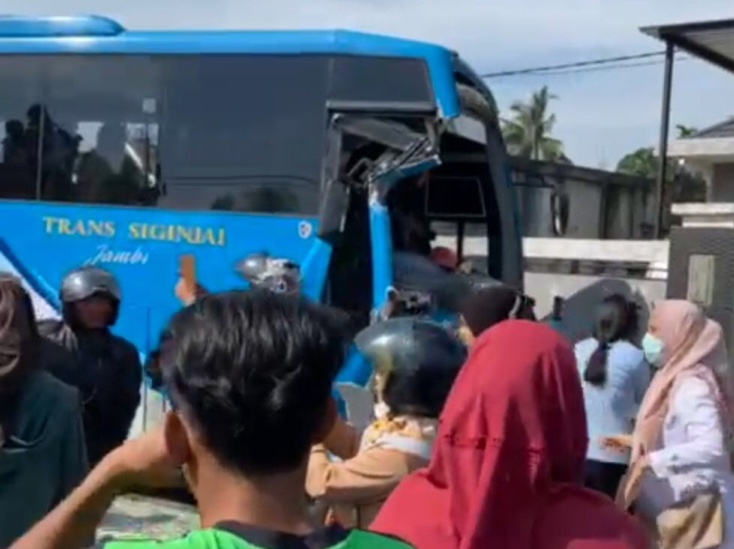 BREAKING NEWS: Mobil LP Perempuan Bertabrakan Dengan Bus Siginjai di Muarojambi