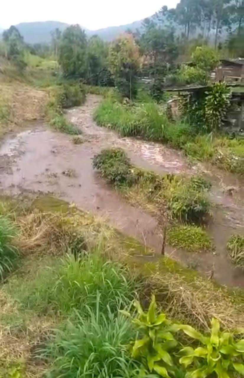 Breaking News !!! Hujan Lahar Dingin dari Gunung Kerinci Aliri Beberapa Sungai di Kayu Aro