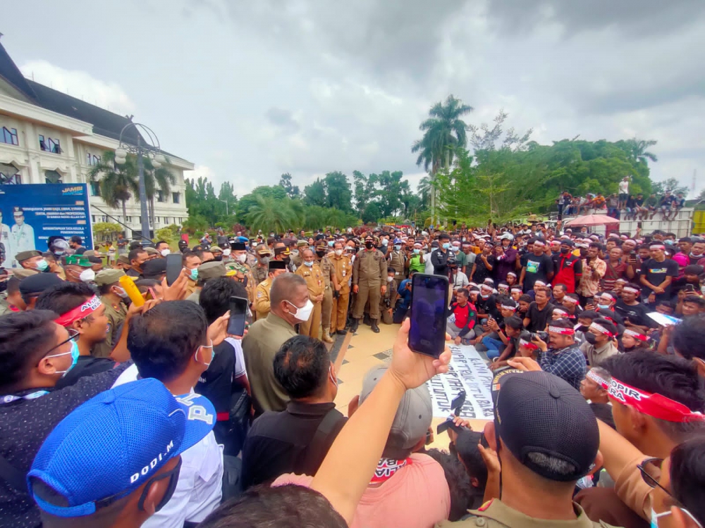 Temui Ratusan Supir Batubara, Gubernur Janji Atur Ulang Upah Angkut Yang Layak
