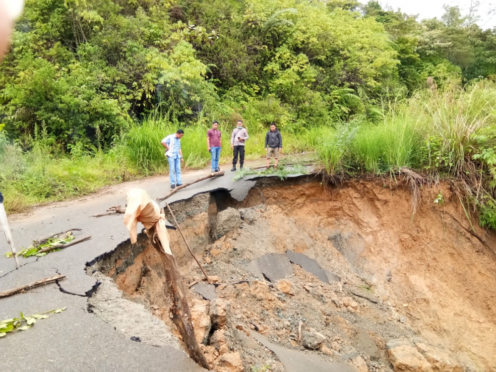 Jalan Sentra Pertanian dan Wisata Nyaris Putus