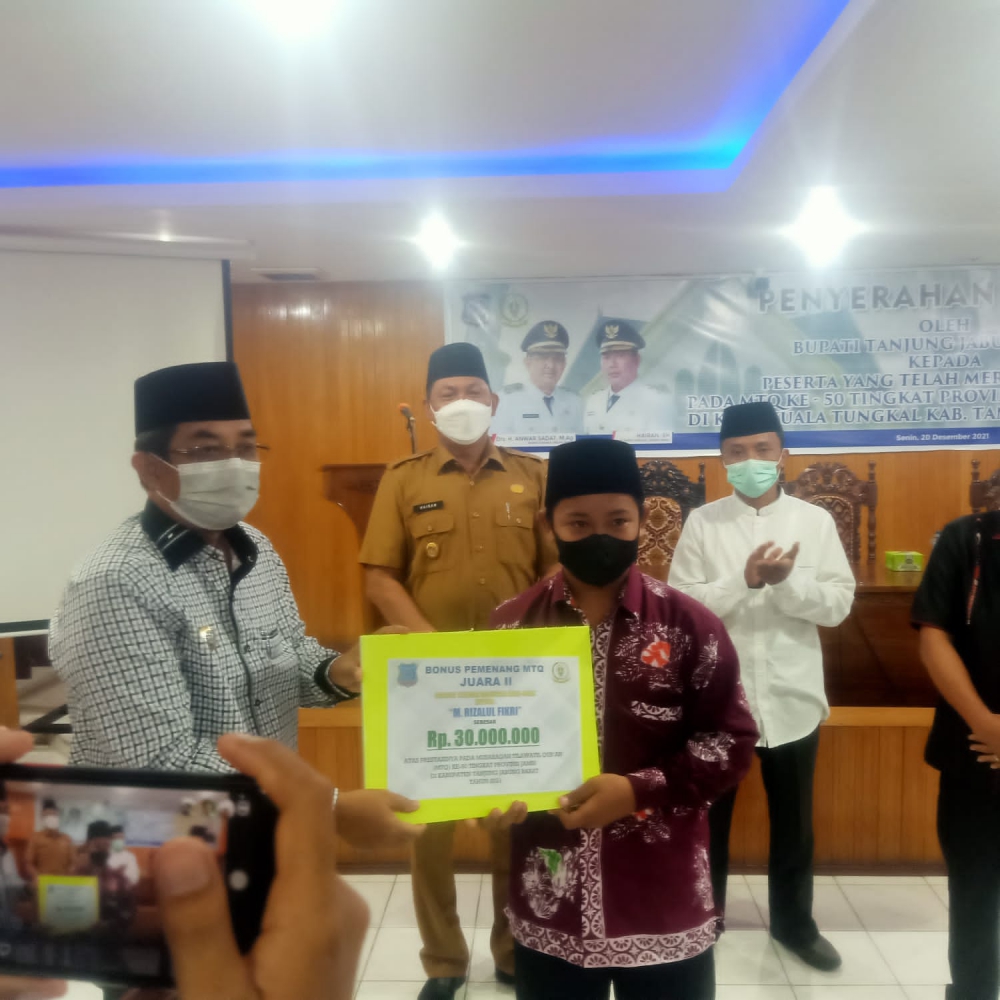 Bupati dan Wabup Tanjabbar Serahkan Bonus MTQ Ke 50 Kepada Qori dan Qoriah Berprestasi