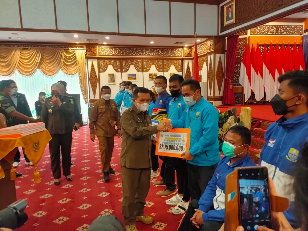 Gubernur Al Haris Serahkan Bonus Atlet Peraih Medali PON dan Peparnas Papua