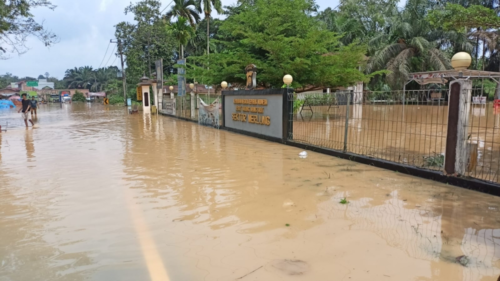 Banjir Tenggelamkan Jalintim di Merlung