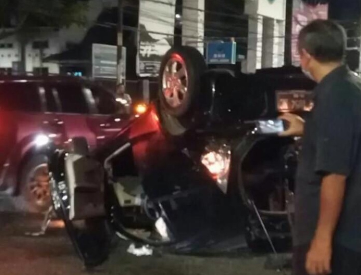 Honda Brio Terbalik di Depan Kantor BNN Kota Jambi