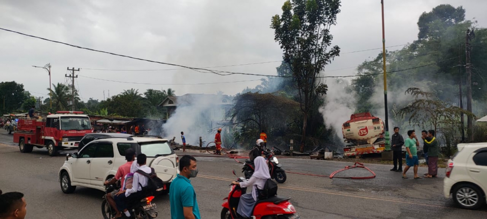 BREAKING NEWS:Kios Disekitar SPBU Sungai Misang Bangko Terbakar, Diduga Tertabrak Mobil Tangki Pertamina