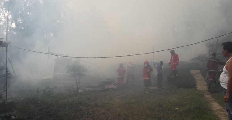 Kebakaran Hebat di RT.13 Jelutung, 4 Rumah Rata dengan Tanah