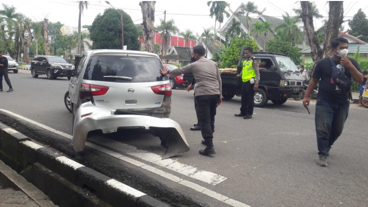 Laka Lantas di Kawasan GOS Kota Baru, Mobil PJR Ditlantas Polda Jambi Bagian Depan Ringsek