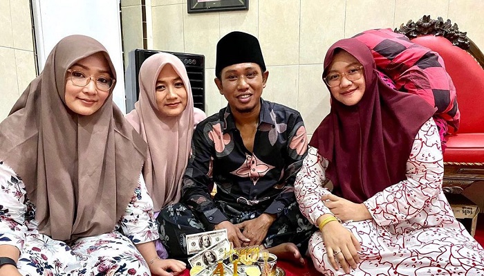 Kemesraan Lora Fadil, Anggota DPR Ri Bersama Tiga Istri, Suap-Suapan Bahkan Kadang Tidur Seranjang