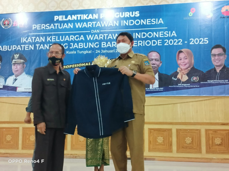 Wabup Hadiri Pelantikan PWI Tanjab Barat