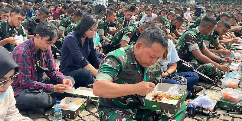 Cuek Luar Biasa, KSAD Jenderal Dudung  Makan Nasi Kotak Bareng Prajurit di Pelataran Monas