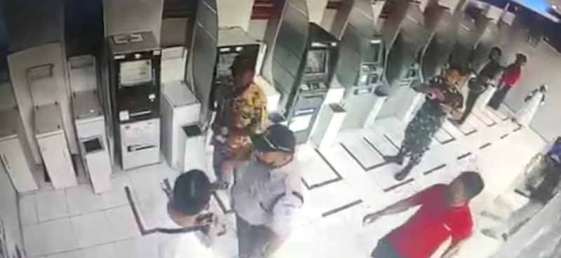 Ini Video Rekamannya!!! Satpam BRI yang Gagalkan Penipuan di ATM