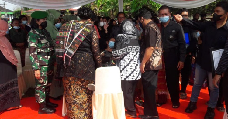 Saksikan Prosesi Pemakaman Sang Anak, Ibunda Praka Anumerta Tuppal Halomoan Barasa Nyaris Pingsan