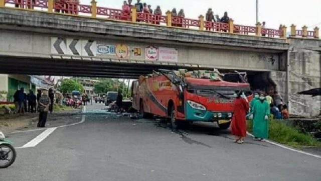 Bus Jurusan Jambi Nabrak Flyover di Padang Panjang, 17 Penumpang Luka-Luka 