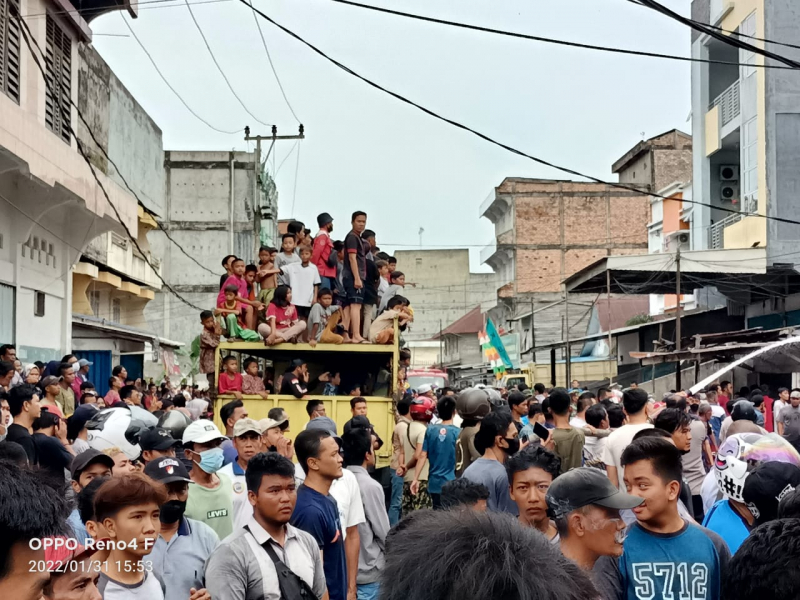 Susahkan Petugas, Para Penonton Kebakaran Parit Satu Banyak Menghalangi Alat Pemadaman