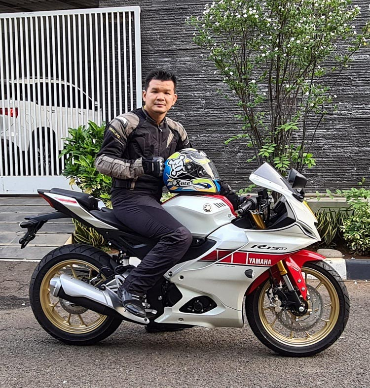 Kagumi Desain Ala Moge, Penggemar Motor Sport Ini Pilih All New R15 Connected