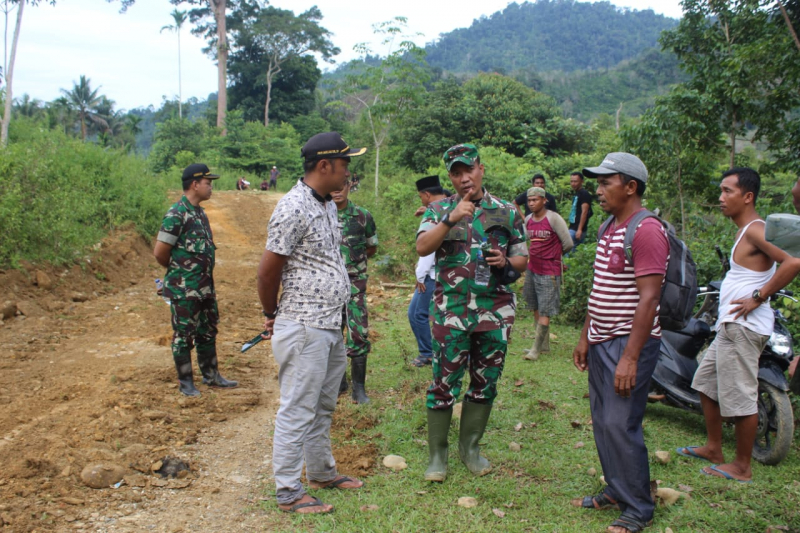 Masyarakat dan Kodim 0420/Sarko Gotong Royong Buka Akses Jalan Desa Air Liki dan Desa Air Liki