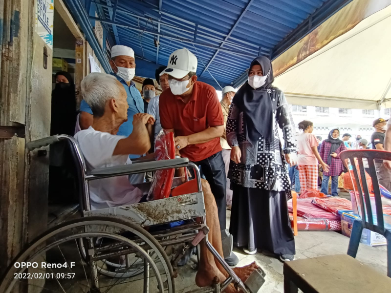 Bupati Tanjabbar Serahkan Bantuan Pada korban kebakaran Parit Satu