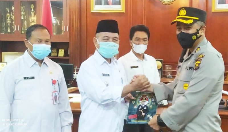 Bupati Merangin Dapat Hadiah Buku Dari AKBP Irwan