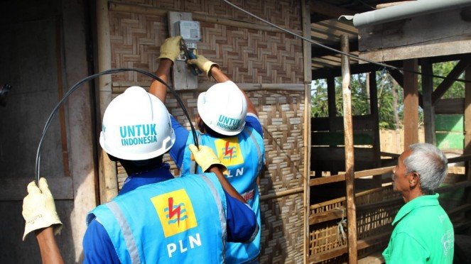 Nunggak Listrik 1 Bulan,  Meteran Listrik Dicabut Pihak PLN Warga Langsung Ngamuk Petugas