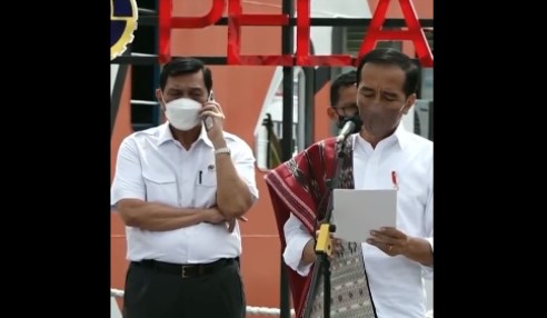 Presiden Jokowi Pidato, Luhut Santai Terima Telpon, Yan Harahap: Presiden yang Tertukar