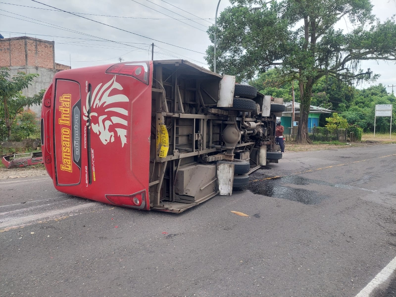 Inilah detik-detik Kronologis Kejadian Bus PO Terbalik Depan Polres Batanghari