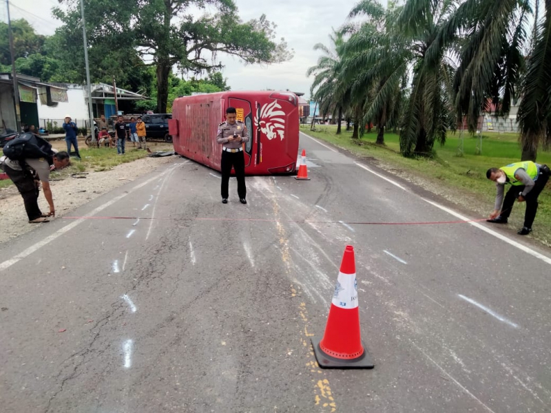 Bus Lubuk Basung Express Terbalik Depan Polres Batanghari, Bawa Delapan Penumpang