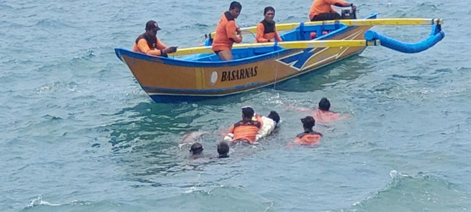 Butuh Satu Jam Untuk Evakuasi Korban Terakhir Ritual Khusus di Pantai Payangan