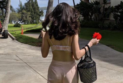 Raline Shah Jalan-Jalan Hanya Pakai Bra, Netizen: Nggak Masuk Angin Mba Raline