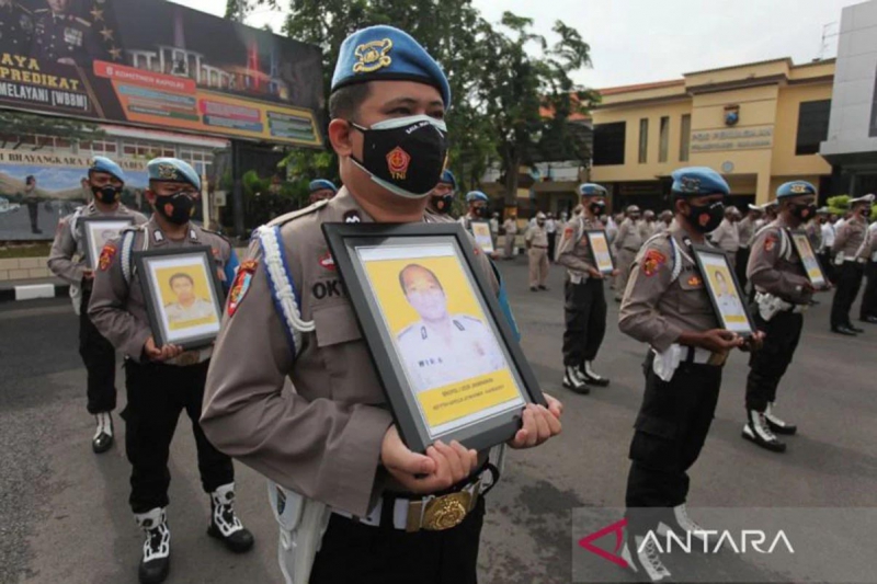 Tak Tanggung-Tanggung, 12 Oknum Polisi Ini Dipecat Foto Mereka Dipajang, Lihat Nih..