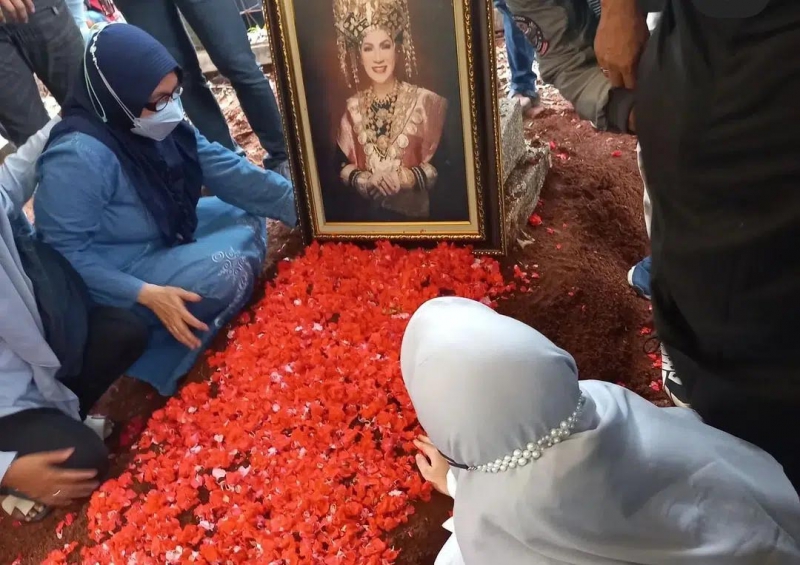 Bukan Nama Dorce yang Ditulis  di Nisan Makam, Nama Ini yang Dituliskan..