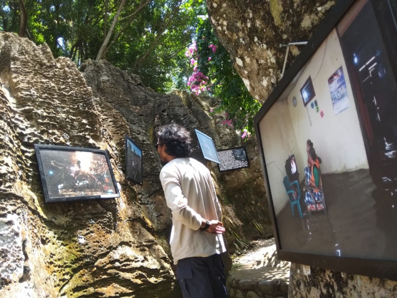 PFI Medan Gelar Pameran Foto di Tebing Batu, Pertama di Dunia